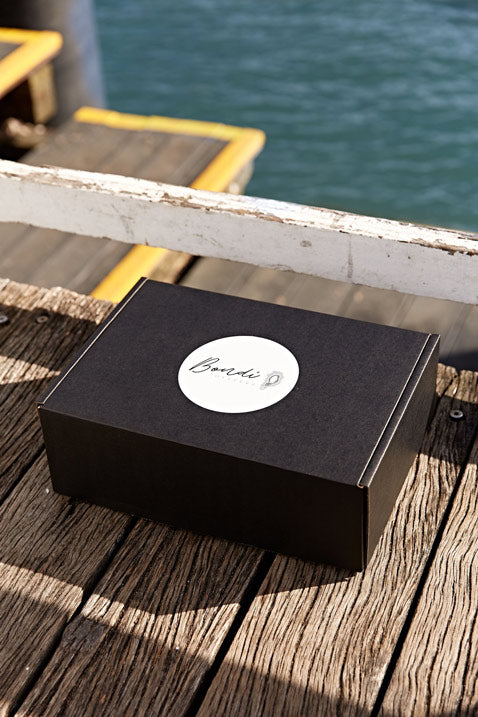 
            
                Load image into Gallery viewer, bondi oysters gift box
            
        